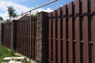 Забор из евроштакетника с кирпичными столбами 25 метров фото в Володарске