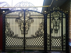 Кованые распашные ворота - пример 5 фото под ключ