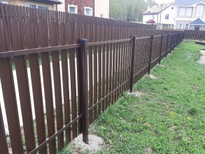 Забор из евроштакетника с утрамбовкой щебнем 70 метров фото в Володарске