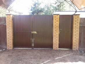 профнастил с распашными воротами - пример 11 фото в Володарске