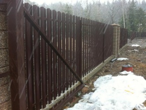 Забор из евроштакетника в шахматном порядке 122 метра фото в Володарске