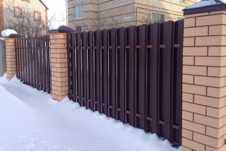 Забор из евроштакетника в шахматном порядке 30 метров фото в Володарске