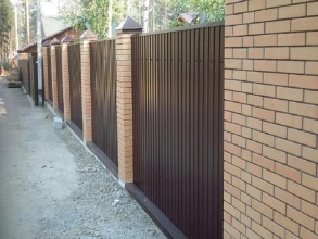 Забор из профнастила с кирпичными столбами 72 метра фото в Володарске