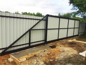 Откатные ворота с ручным управлением - пример 1 фото в Володарске