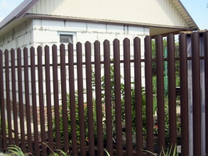 Забор из евроштакетника с бетонированием столбов 10 метров фото недорого