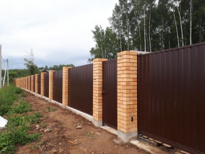 Кирпичный забор на ленточном фундаменте 12 метров фото в Володарске
