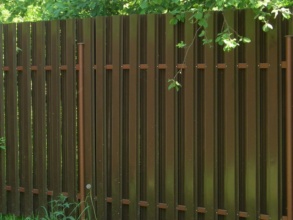 Забор из евроштакетника с бетонированием столбов 12 метров фото в Володарске