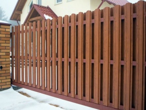 Забор из евроштакетника с кирпичными столбами 200 метров фото в Володарске