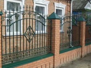 Кирпичный забор с ковкой  50 метров фото недорого под ключ