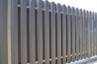 Забор из евроштакетника в шахматном порядке 40 метров фото цена за метр