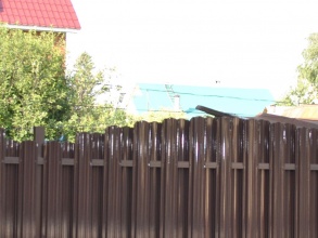 Забор из евроштакетника на ленточном фундаменте 10 метров фото в Володарске