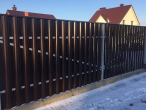 Забор из евроштакетника в шахматном порядке 10 соток фото в Володарске