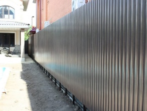 Забор из евроштакетника на ленточном фундаменте 57 метров фото в Володарске