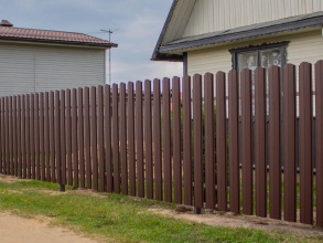 Забор из евроштакетника с забивными столбами 200 метров фото в Володарске