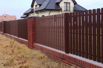 Забор из евроштакетника с кирпичными столбами 8 соток фото в Володарске